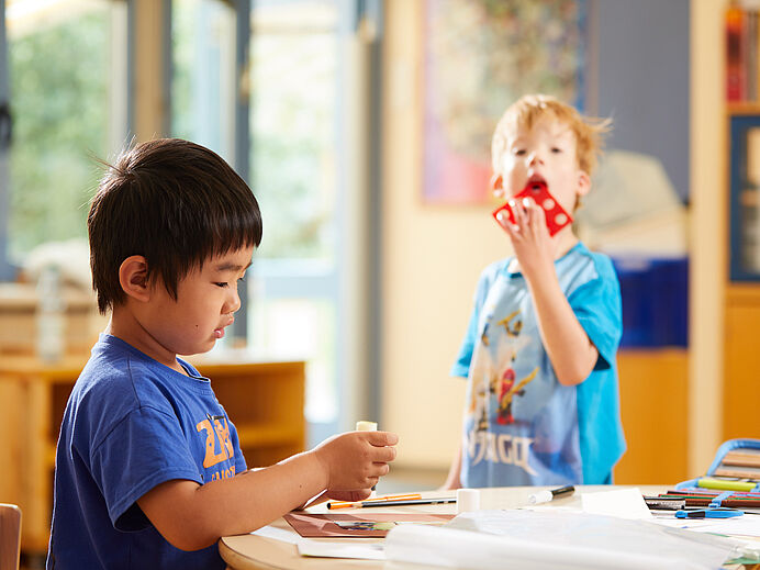 Zwei Kinder im Kinderhaus des Drehpunkts am spielen